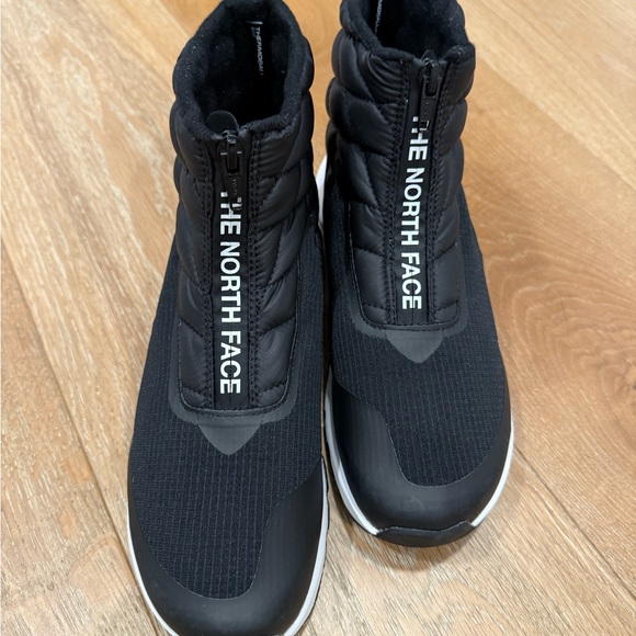 The North Face - Like New Womens Black and White quilted boots size 9 - Picture 3 of 7